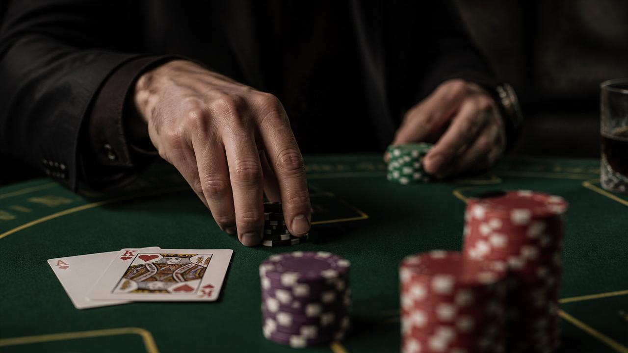 Mesa de jogo com cartas e fichas em luz fria